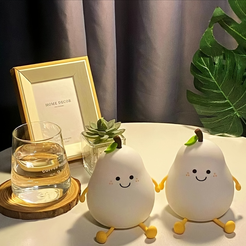 أطفال يدرسون مع ضوء ليلية على المكتب