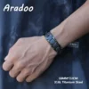 شباب الخليج يرتدون سوار ARADOO