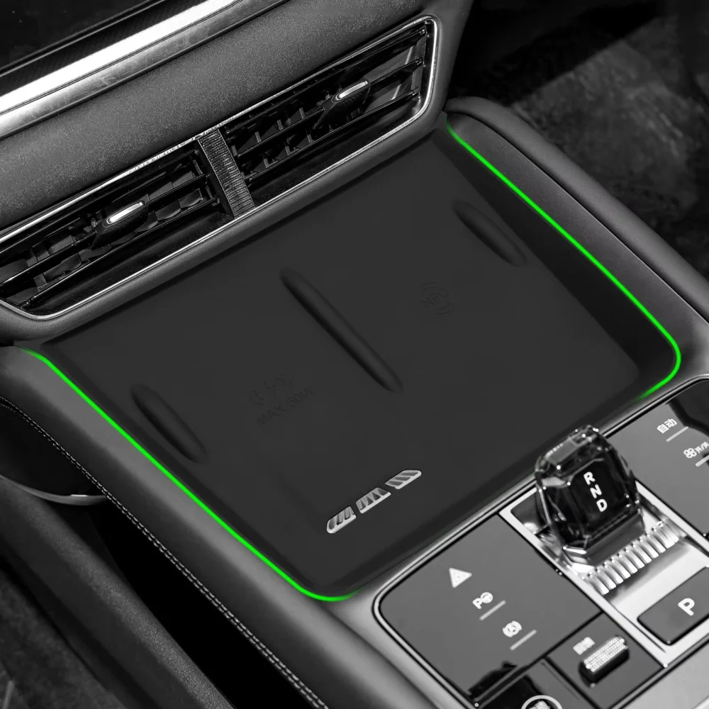 Silicone wireless charging pad مثبتة على داشبورد Sealion 07 EV