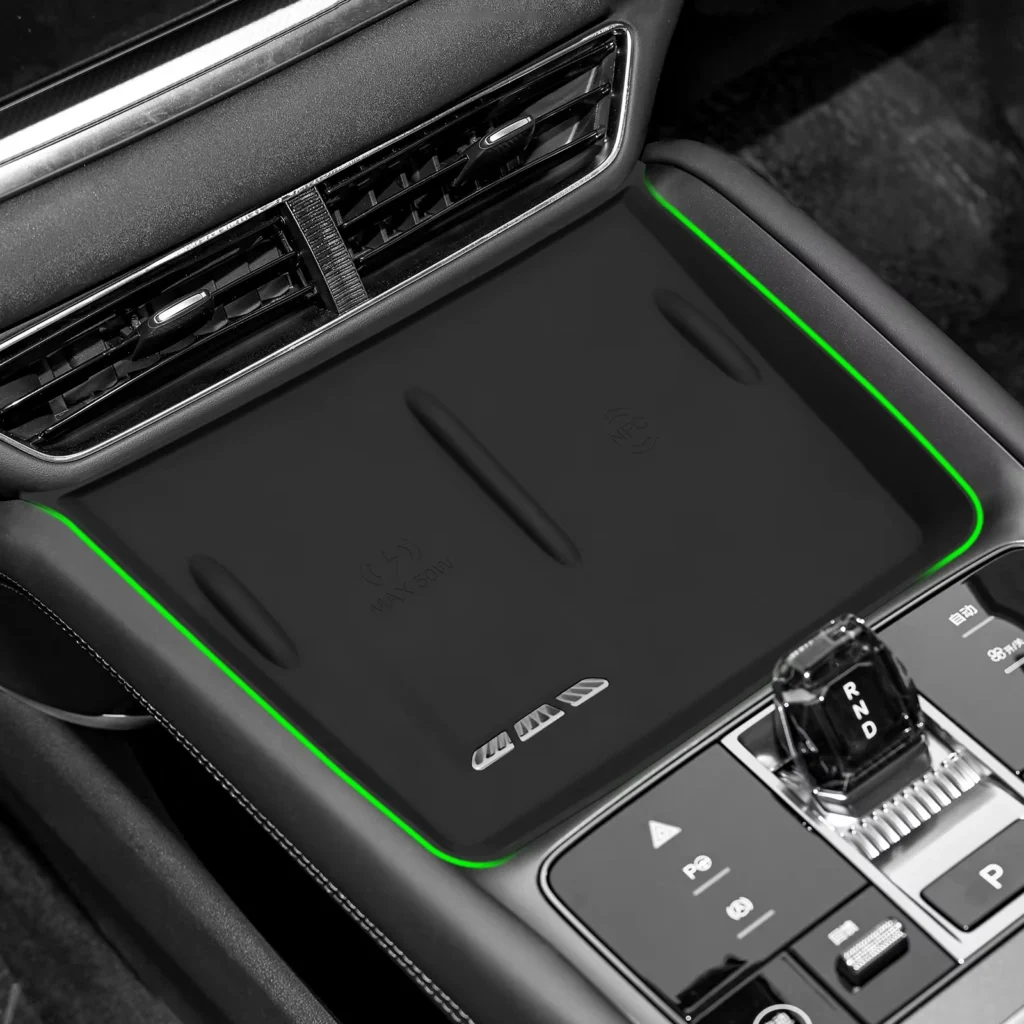 Silicone wireless charging pad مثبتة على داشبورد Sealion 07 EV