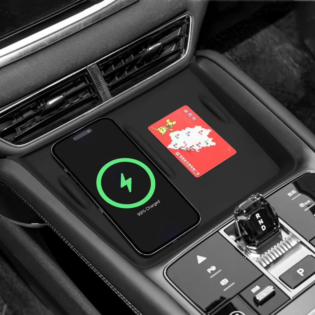 هاتف يشحن لاسلكيًا على داشبورد سيارة كهربائية BYD
